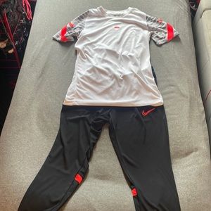Mens Nike dri-fit shirt & pants set, size medium (worn once)